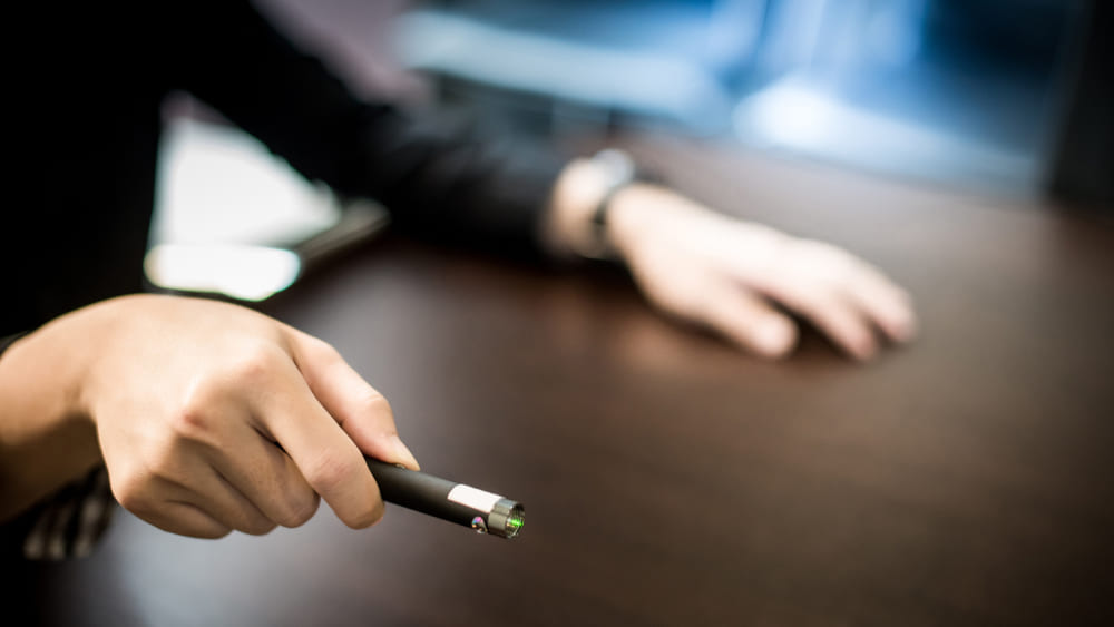 photo d'une cigarette électronique qui fuit